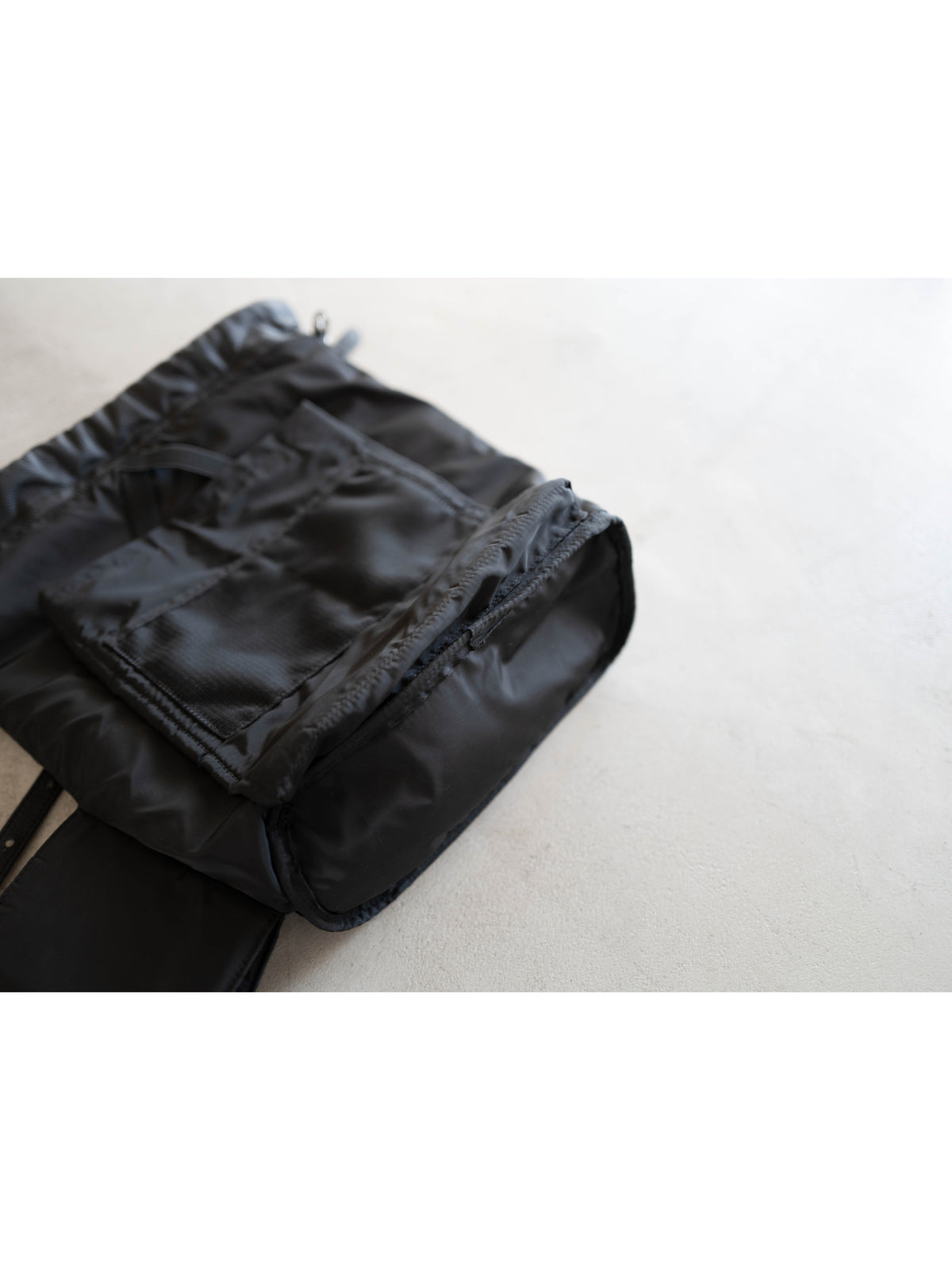 レザー2WAY ドローストリングバックパック／LEATHER 2-WAY DRAWSTRING BACKPACK