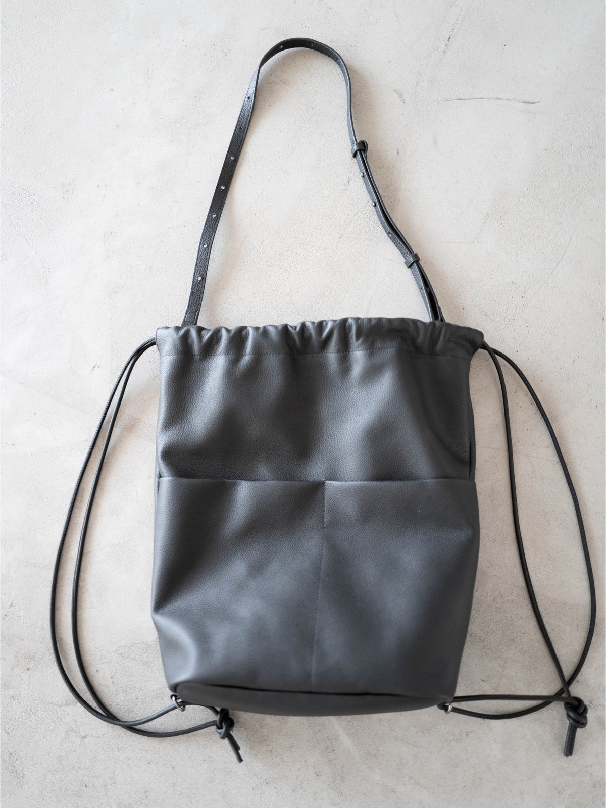 レザー2WAY ドローストリングバックパック／LEATHER 2-WAY DRAWSTRING BACKPACK