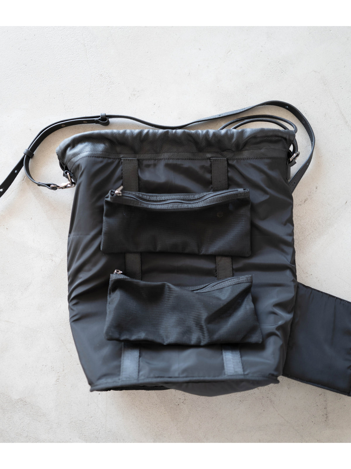 レザー2WAY ドローストリングバックパック／LEATHER 2-WAY DRAWSTRING BACKPACK