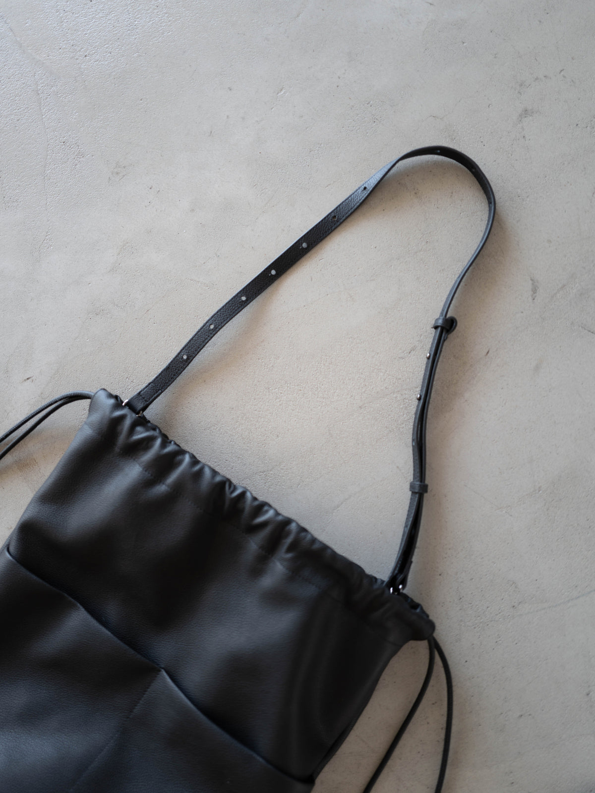 レザー2WAY ドローストリングバックパック／LEATHER 2-WAY DRAWSTRING BACKPACK
